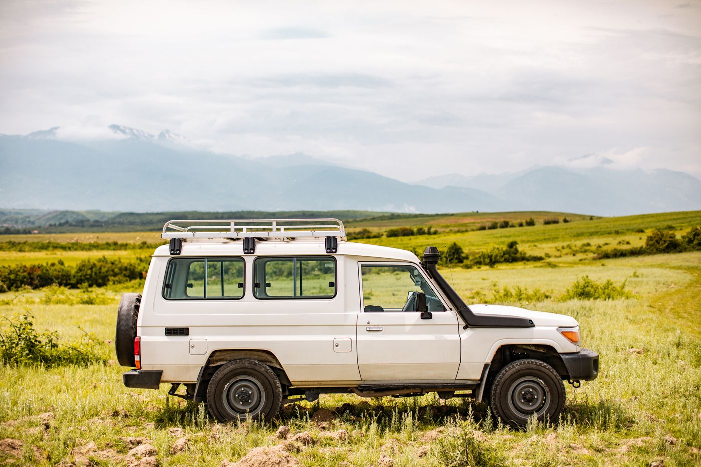 Land Cruiser me snorkel dhe bagazh, para Bjeshkëve të Nemuna